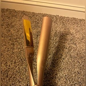 weird style curling iron